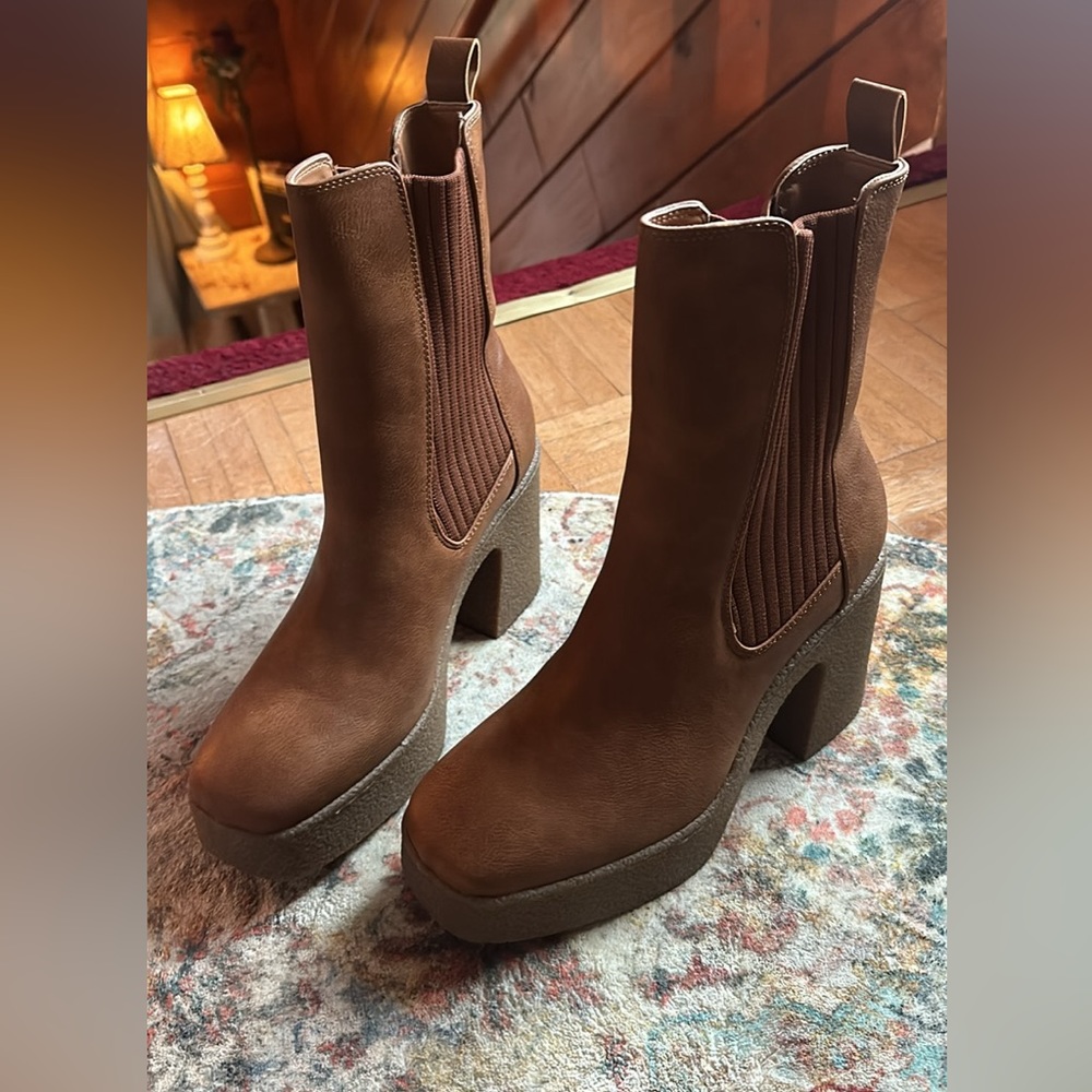 Women’s boots size 8
